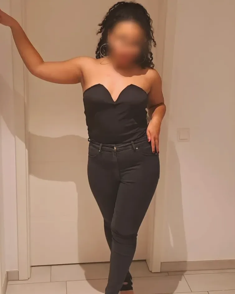 Mia, 27